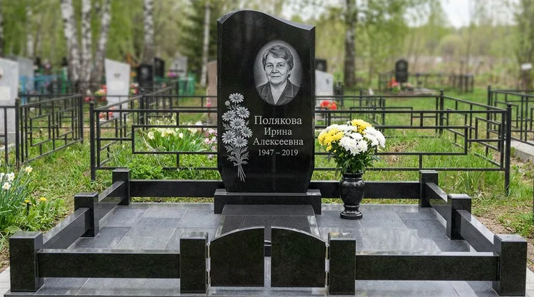Памятник с гравировкой ромашек — выполненная работа «Полякова» в Екатеринбурге