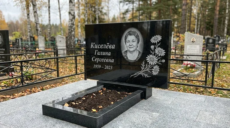 Памятник с гравировкой ромашек — выполненная работа «Киселёва» в Екатеринбурге