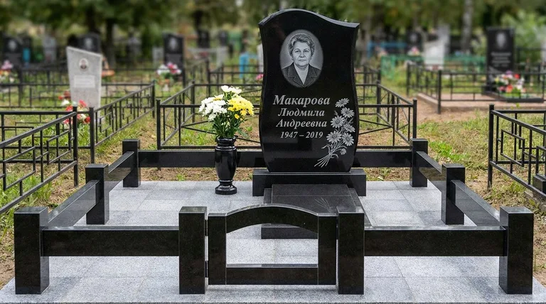 Памятник с гравировкой ромашек — выполненная работа «Макарова» в Екатеринбурге