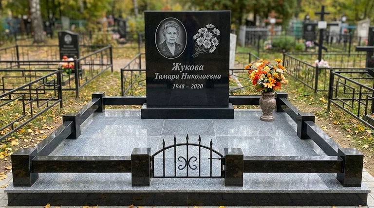 Памятник с гравировкой ромашек — выполненная работа «Жукова» в Екатеринбурге