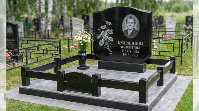 Памятник с гравировкой ромашек — выполненная работа «Кудрявцева» в Екатеринбурге