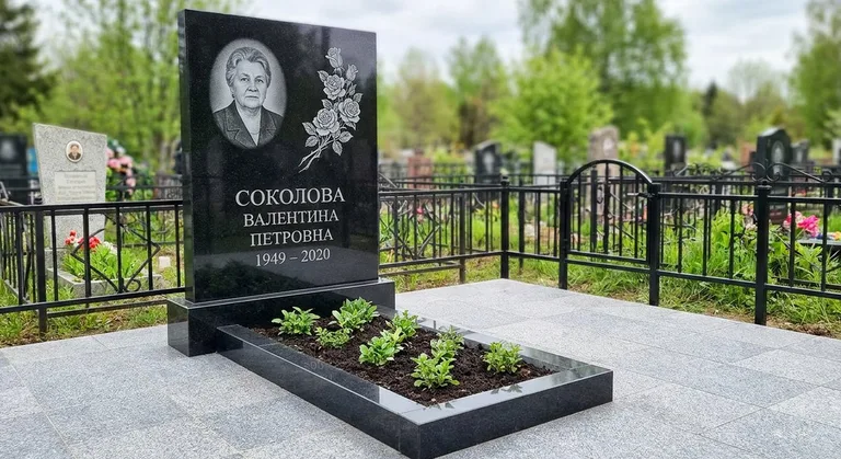 Памятник с гравировкой роз — выполненная работа «Соколова» в Екатеринбурге