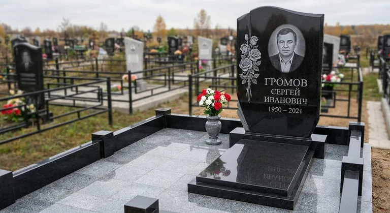 Памятник с гравировкой роз — выполненная работа «Громов» в Екатеринбурге