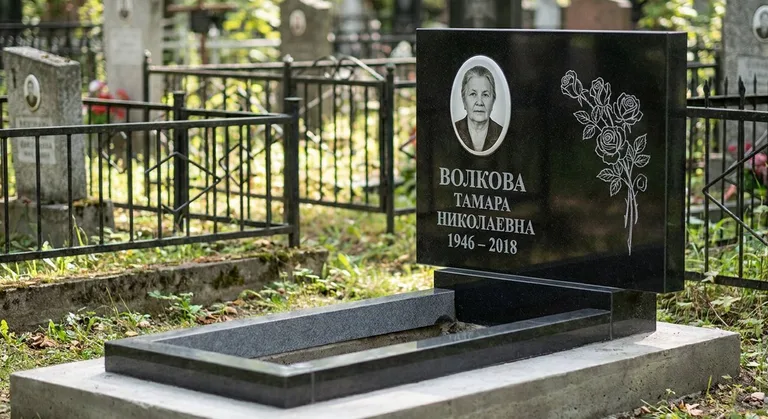 Памятник с гравировкой роз — выполненная работа «Волкова» в Екатеринбурге