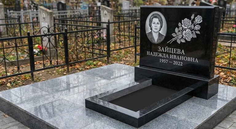 Памятник с гравировкой роз — выполненная работа «Зайцева» в Екатеринбурге