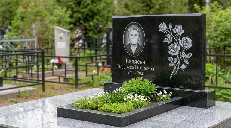 Памятник с гравировкой роз — выполненная работа «Беляева» в Екатеринбурге