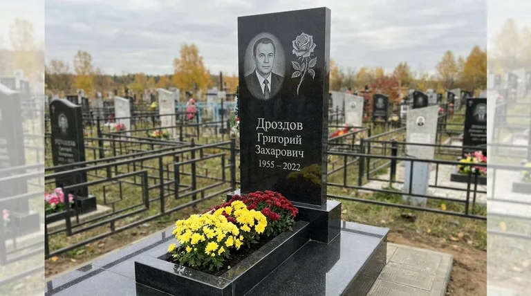 Памятник с гравировкой роз — выполненная работа «Дроздов» в Екатеринбурге