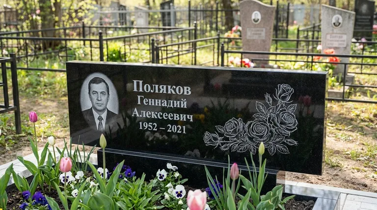 Памятник с гравировкой роз — выполненная работа «Поляков» в Екатеринбурге