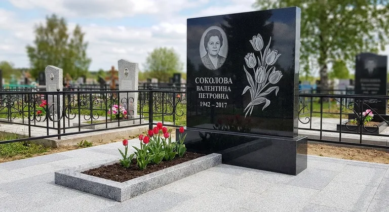 Памятник с гравировкой тюльпанов — выполненная работа «Соколова» в Екатеринбурге