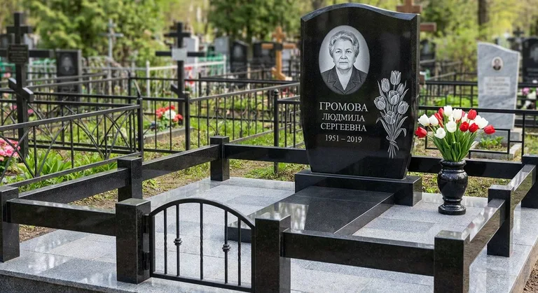Памятник с гравировкой тюльпанов — выполненная работа «Громова» в Екатеринбурге