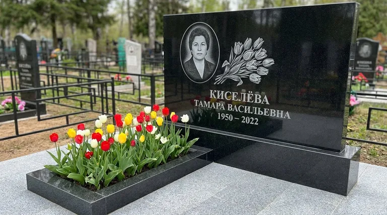 Памятник с гравировкой тюльпанов — выполненная работа «Киселёва» в Екатеринбурге