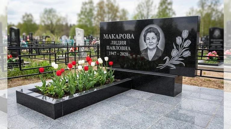 Памятник с гравировкой тюльпанов — выполненная работа «Макарова» в Екатеринбурге