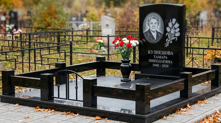 Памятник с гравировкой тюльпанов — выполненная работа «Кузнецова» в Екатеринбурге