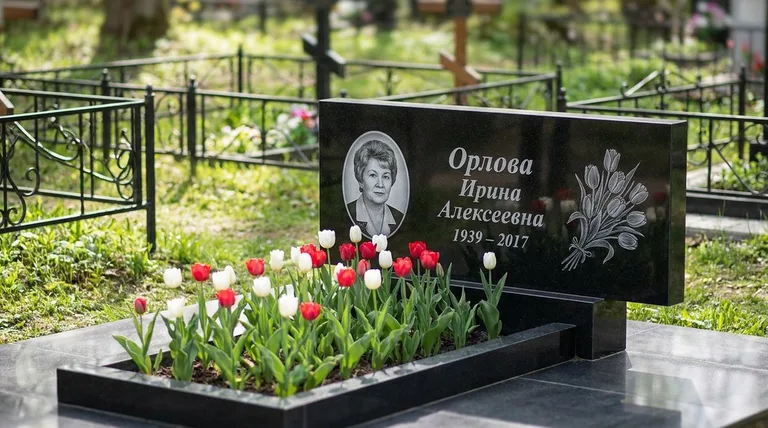 Памятник с гравировкой тюльпанов — выполненная работа «Орлова» в Екатеринбурге