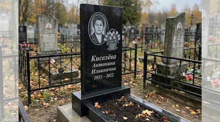 Памятник с гравировкой тюльпанов — выполненная работа «Киселёва» в Екатеринбурге