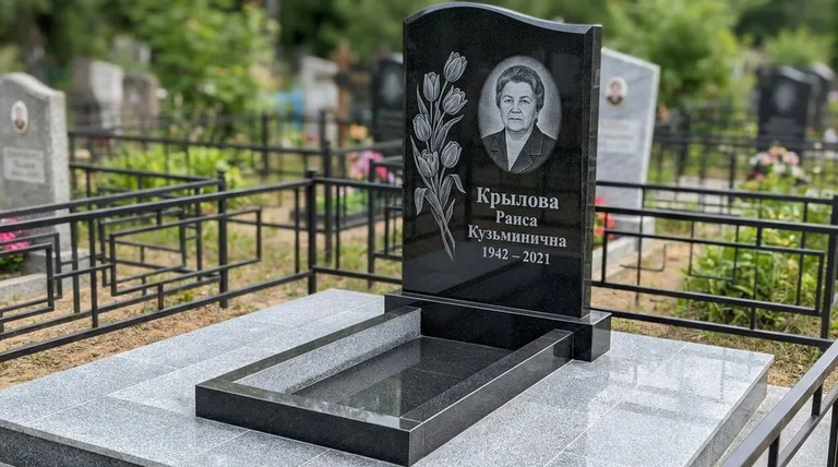Памятник с гравировкой тюльпанов — выполненная работа «Крылова» в Екатеринбурге