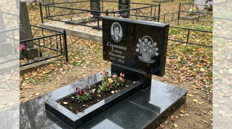 Памятник с гравировкой тюльпанов — выполненная работа «Сорокина» в Екатеринбурге