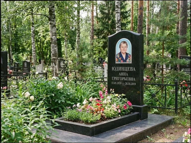 Овальный портрет на памятнике весной в Екатеринбурге