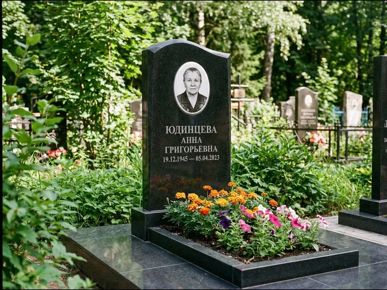 Овальный портрет на сером граните — работа «Юдинцева» в Екатеринбурге