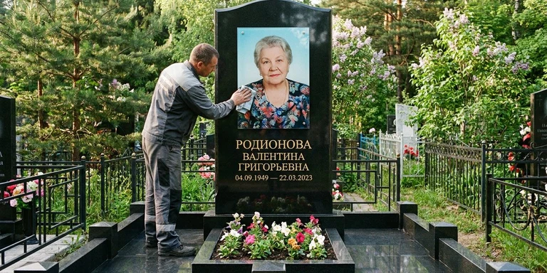 Фотокерамика и печать фото на памятник в Екатеринбурге — мастер устанавливает цветной портрет на стекле на гранитный памятник