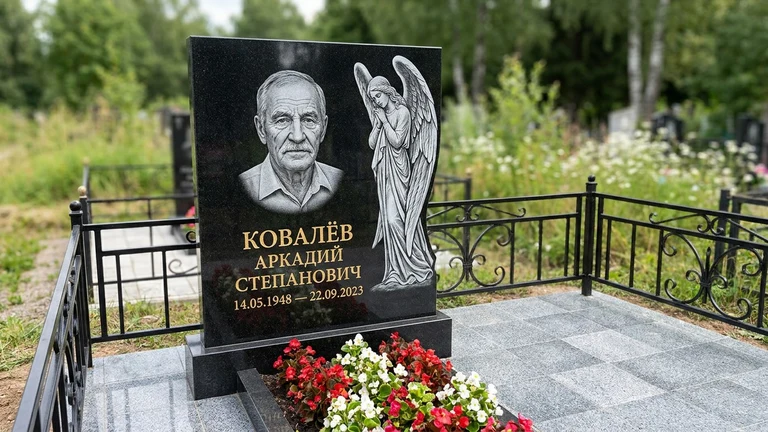 Гравировка ангела на памятник в Екатеринбурге — памятник из чёрного гранита с гравировкой