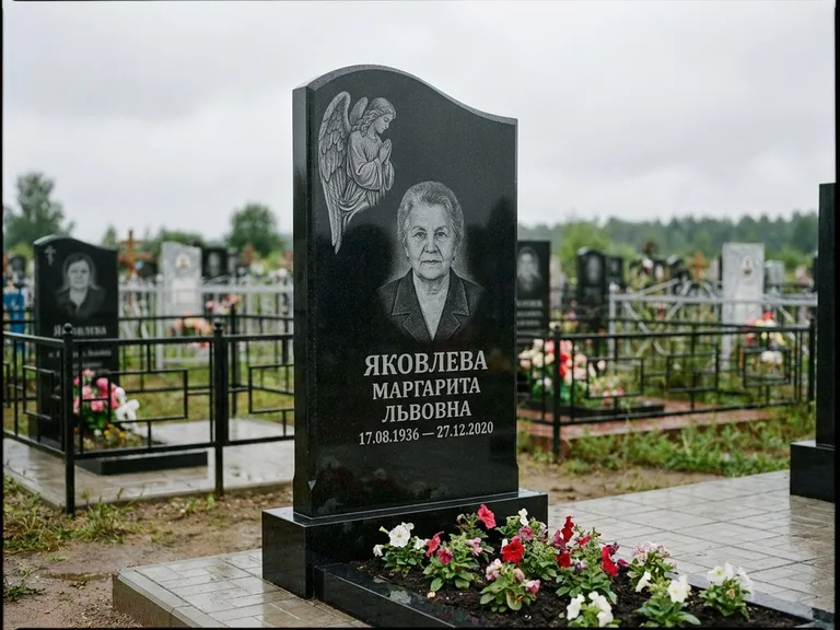 Памятник с гравировкой ангела — гравировка молящегося ангела в верхней части стелы, работа «Яковлева» в Екатеринбурге