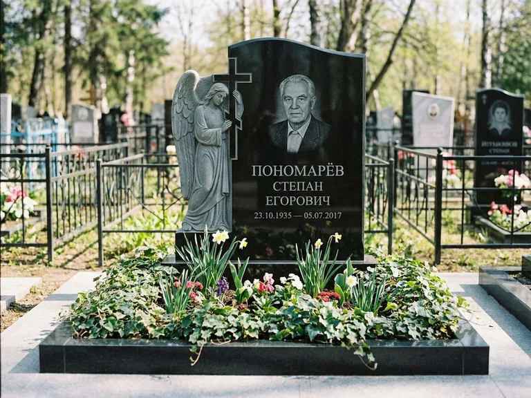 Памятник с гравировкой ангела — гравировка ангела с крестом рядом с эпитафией, работа «Пономарёв» в Екатеринбурге