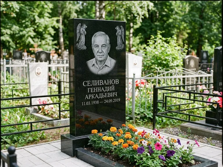 Памятник с гравировкой ангела — гравировка двух ангелов по сторонам портрета, работа «Селиванов» в Екатеринбурге