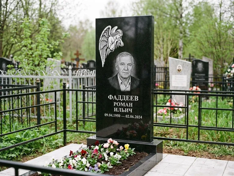 Памятник с гравировкой ангела — белая гравировка скорбящего ангела над портретом, работа «Фаддеев» в Екатеринбурге
