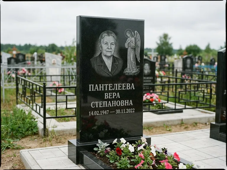 Памятник с гравировкой ангела — гравировка ангела-хранителя сбоку от портрета, работа «Пантелеева» в Екатеринбурге
