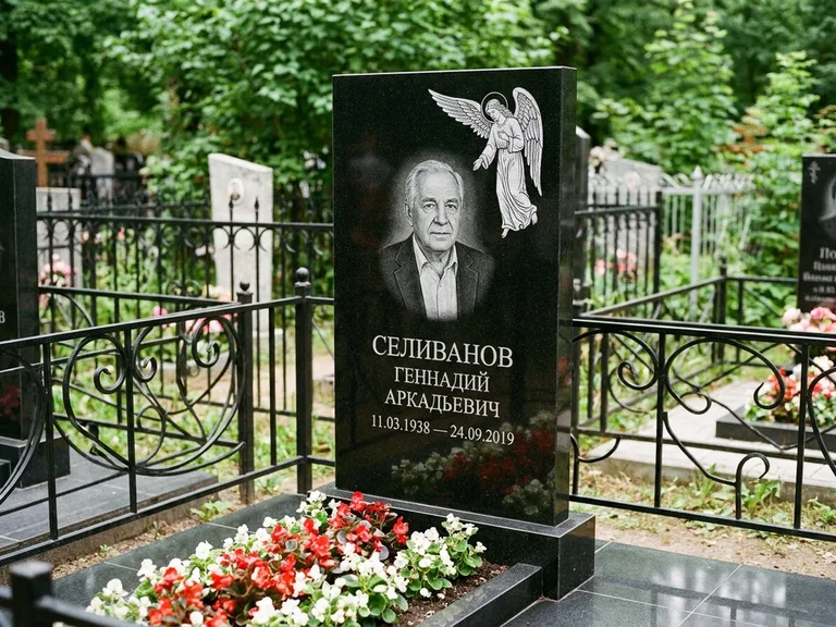 Памятник с гравировкой ангела — белая гравировка скорбящего ангела над портретом, работа «Селиванов» в Екатеринбурге