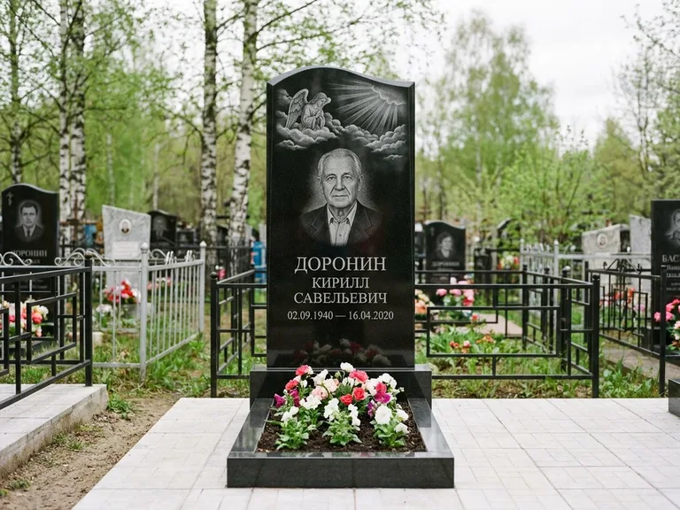 Памятник с гравировкой ангела — гравировка ангела в облаках с лучами над портретом, работа «Доронин» в Екатеринбурге