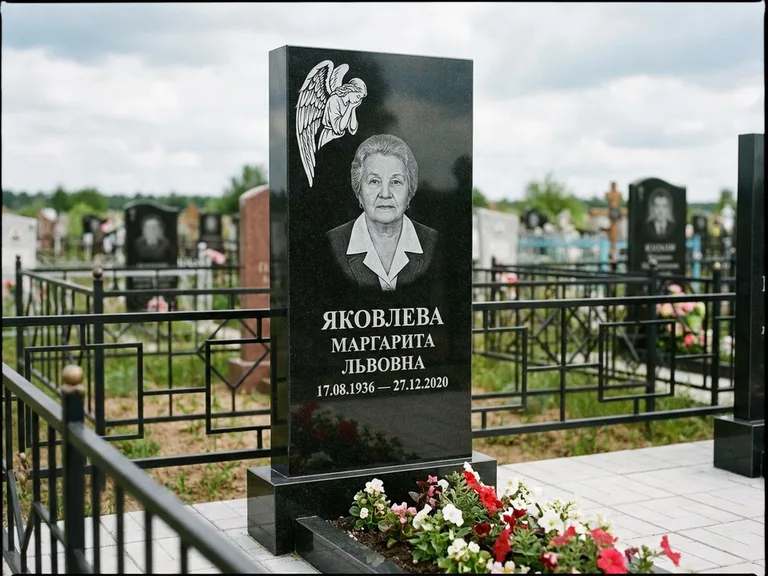 Памятник с гравировкой ангела — белая гравировка скорбящего ангела над портретом, работа «Яковлева» в Екатеринбурге