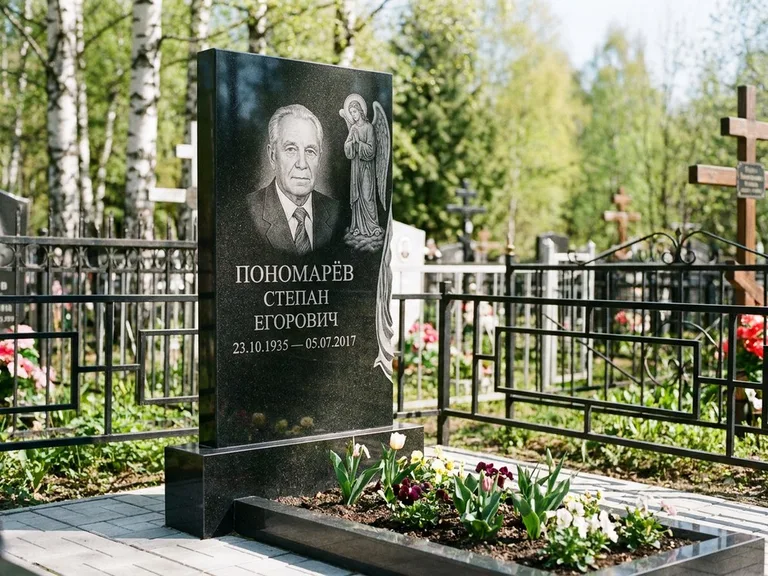 Памятник с гравировкой ангела — гравировка ангела-хранителя сбоку от портрета, работа «Пономарёв» в Екатеринбурге