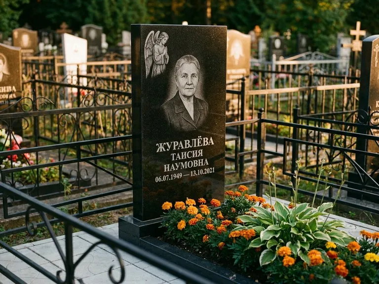 Памятник с гравировкой ангела — гравировка молящегося ангела в верхней части стелы, работа «Журавлёва» в Екатеринбурге