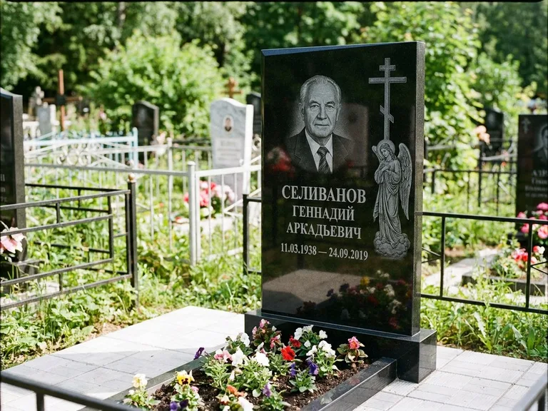 Памятник с гравировкой ангела — гравировка ангела с крестом рядом с эпитафией, работа «Селиванов» в Екатеринбурге