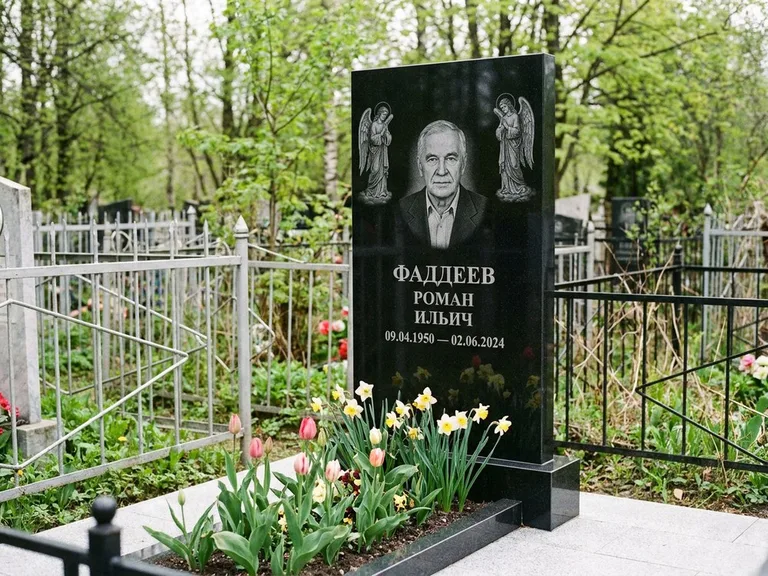 Памятник с гравировкой ангела — гравировка двух ангелов по сторонам портрета, работа «Фаддеев» в Екатеринбурге