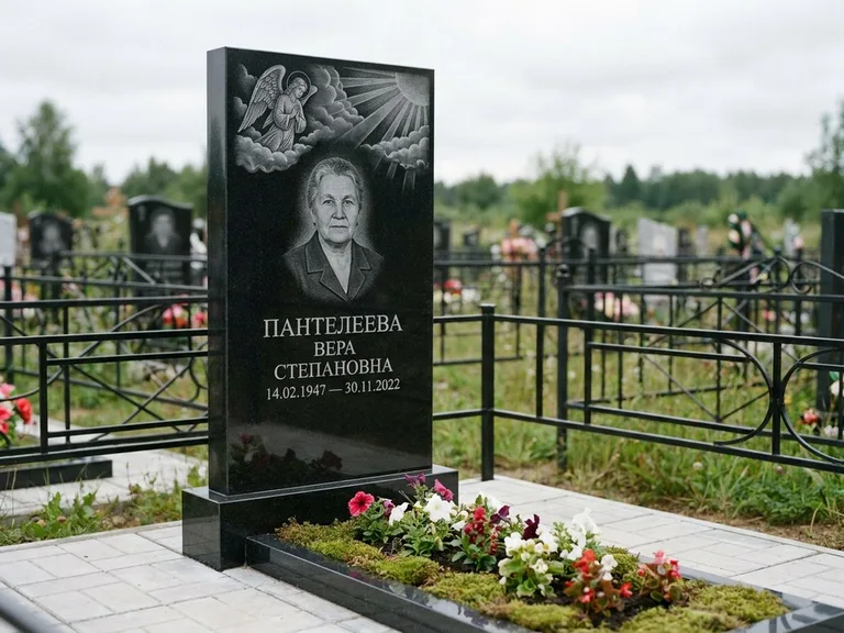 Памятник с гравировкой ангела — гравировка ангела в облаках с лучами над портретом, работа «Пантелеева» в Екатеринбурге