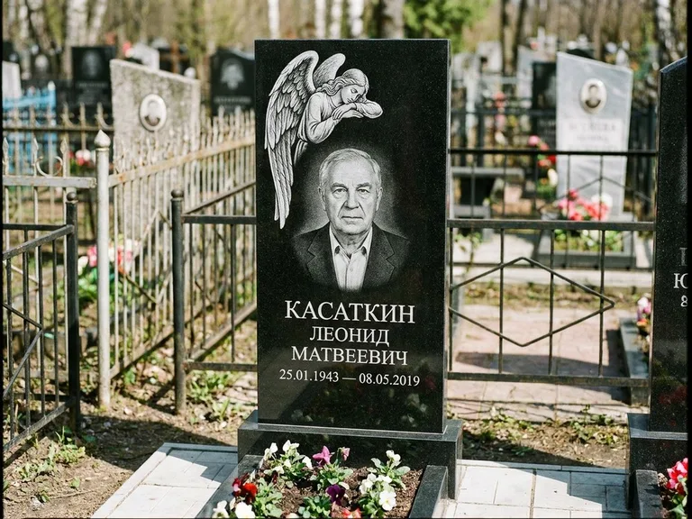 Памятник с гравировкой ангела — белая гравировка скорбящего ангела над портретом, работа «Касаткин» в Екатеринбурге