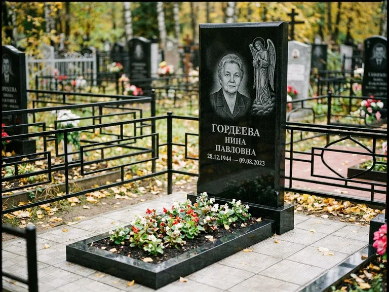 Памятник с гравировкой ангела — гравировка ангела-хранителя сбоку от портрета, работа «Гордеева» в Екатеринбурге