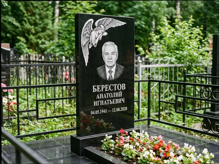 Памятник с гравировкой ангела — гравировка молящегося ангела в верхней части стелы, работа «Свиридов» в Екатеринбурге