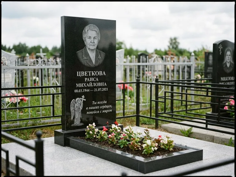 Памятник с гравировкой ангела — гравировка двух ангелов по сторонам портрета, работа «Яковлева» в Екатеринбурге