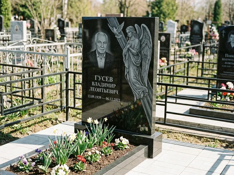 Памятник с гравировкой ангела — гравировка ангела в облаках с лучами над портретом, работа «Пономарёв» в Екатеринбурге