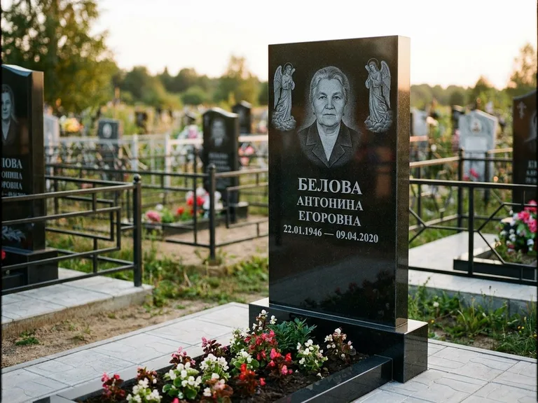 Памятник с гравировкой ангела — белая гравировка скорбящего ангела над портретом, работа «Журавлёва» в Екатеринбурге