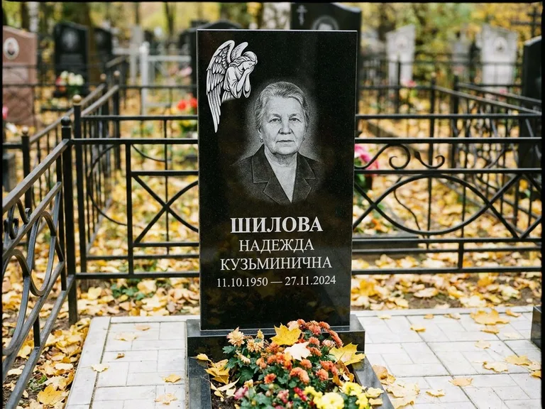 Памятник с гравировкой ангела — гравировка молящегося ангела в верхней части стелы, работа «Гордеева» в Екатеринбурге