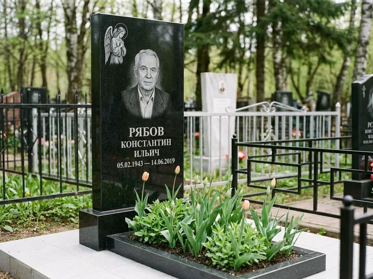 Памятник с гравировкой ангела — гравировка ангела с крестом рядом с эпитафией, работа «Фаддеев» в Екатеринбурге
