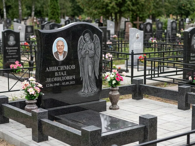 Памятник с гравировкой ангела — белая гравировка скорбящего ангела над портретом, работа «Свиридов» в Екатеринбурге