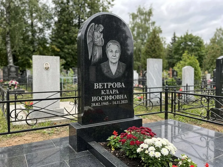 Памятник с гравировкой ангела — гравировка ангела-хранителя сбоку от портрета, работа «Игнатова» в Екатеринбурге