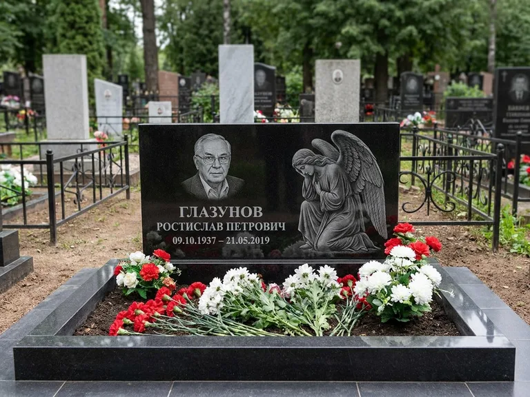 Памятник с гравировкой ангела — гравировка молящегося ангела в верхней части стелы, работа «Доронин» в Екатеринбурге