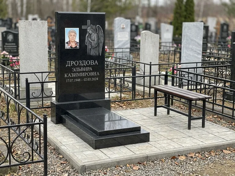Памятник с гравировкой ангела — гравировка ангела с крестом рядом с эпитафией, работа «Яковлева» в Екатеринбурге
